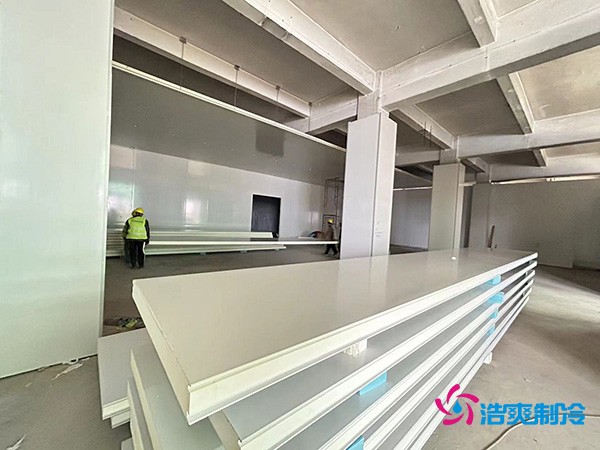 图为六玄网132432工人们正在搭建库板