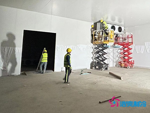 图为六玄网132432工人正在安装冷风机