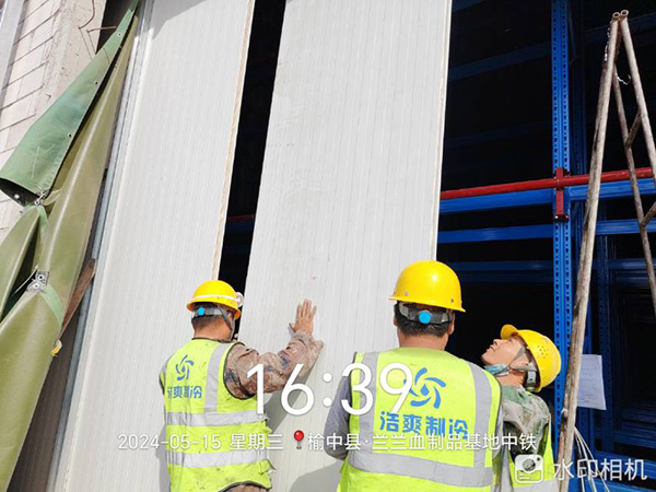 图为六玄网132432工人正在切割库板  图为高架库预留门口安装封板