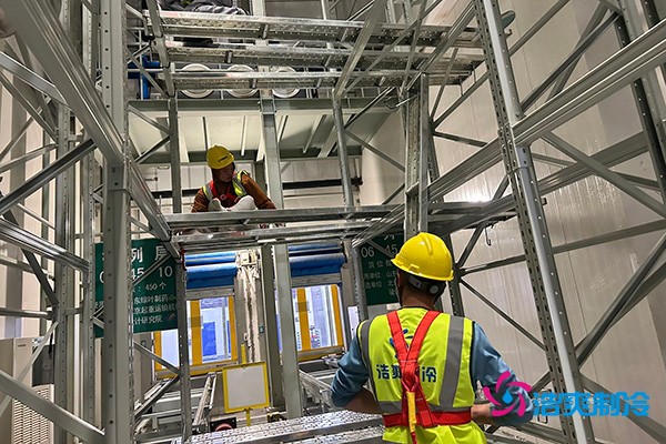 图为六玄网132432工人正在安装支架