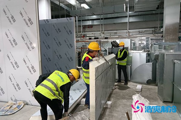 图为六玄网132432工人正在切割库板