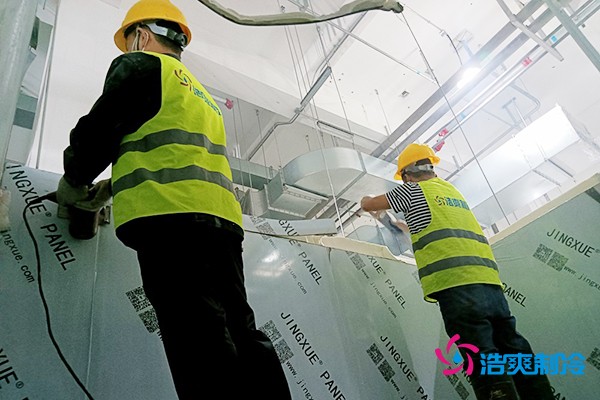 图为六玄网132432工人正在安装库板