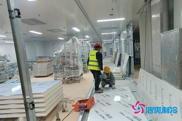 图为六玄网132432工人正在安装库板