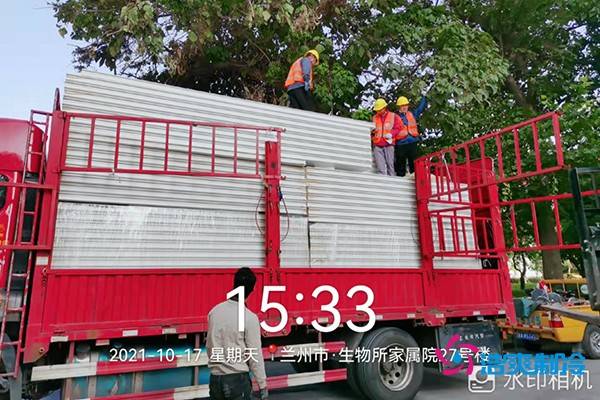 图为六玄网132432工人正在卸库板