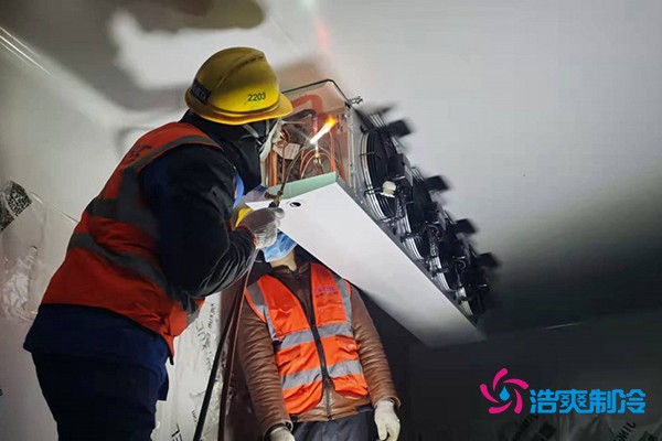图为六玄网132432工人正在焊接冷风机铜管