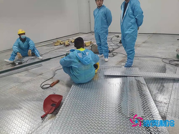 图为六玄网132432工人正在安装不锈防滑钢板