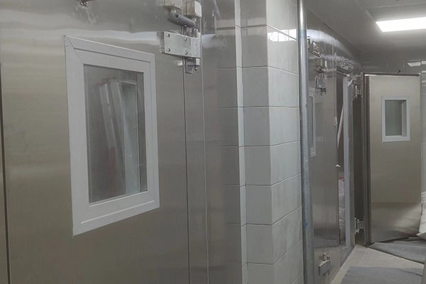 图为厨房冷库过道实拍