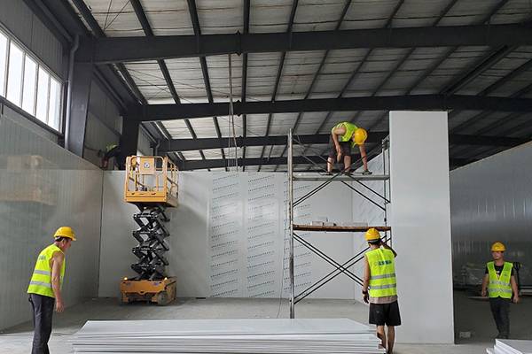 图为六玄网132432工作人员正在搭建库板