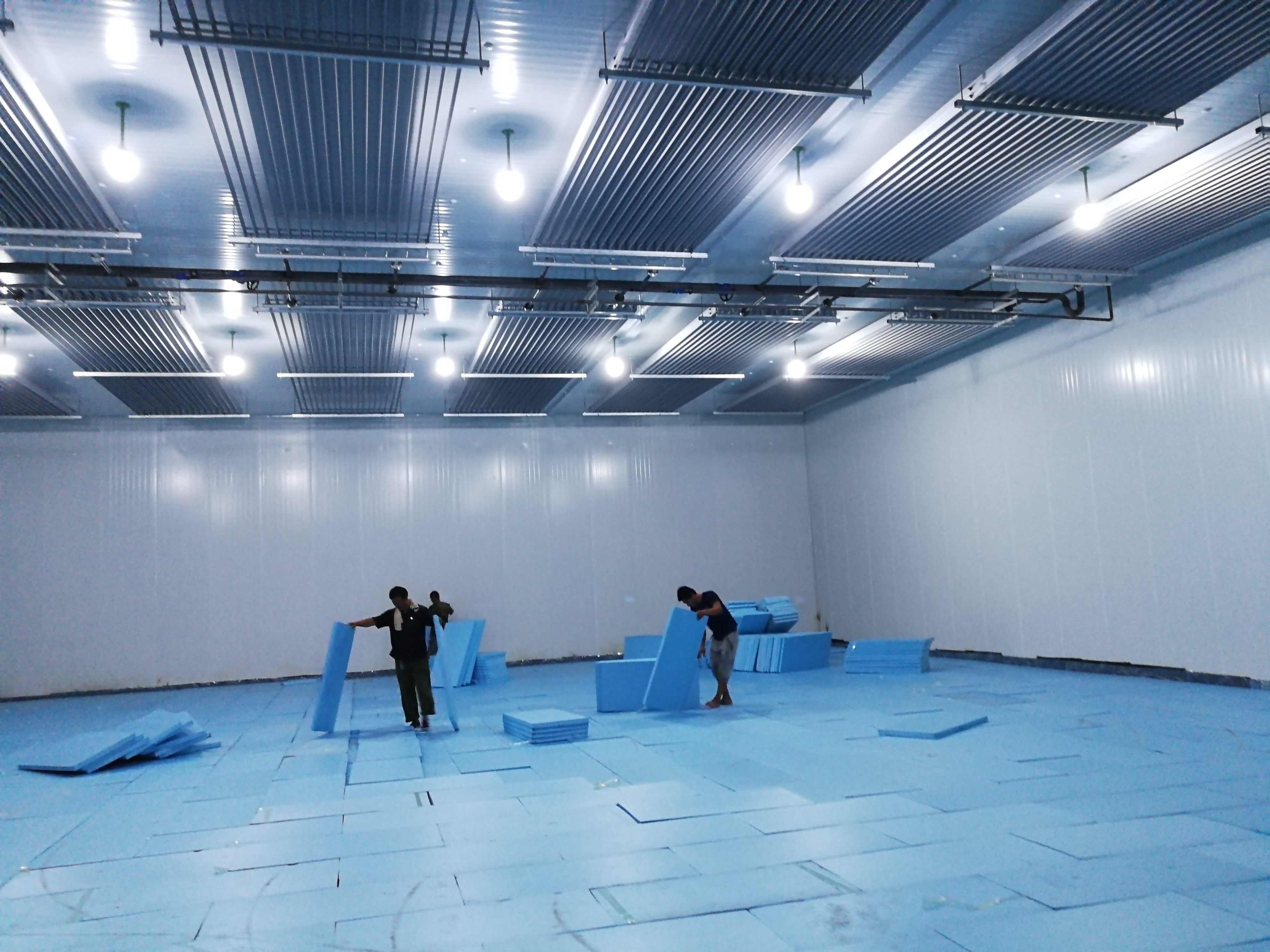 安装建造一个冷库